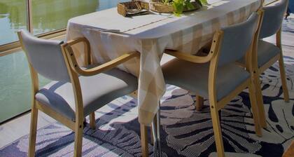 Lakeside Cottage with Spa & Pet Friendly Retreat