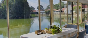 Lakeside Cottage with Spa & Pet Friendly Retreat