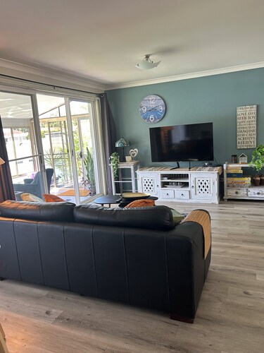 Lakeside Cottage with Spa & Pet Friendly Retreat