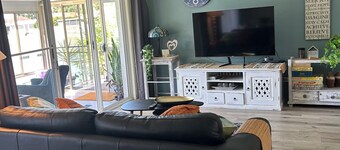 Lakeside Cottage with Spa & Pet Friendly Retreat