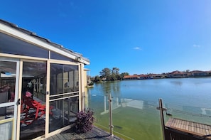 Property grounds - Lakeside Cottage with Spa & Pet Friendly Retreat (South Yunderup)