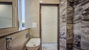 Ducha, artĂculos de tocador gratuitos, toallas, jabĂłn