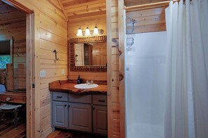 Douche, serviettes fournies, shampoing
