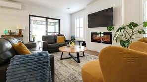 Televisión, chimenea y oficina 