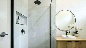Shower, hair dryer, towels, shampoo - Limni Daylesford - A modern lakeside escape (Daylesford)