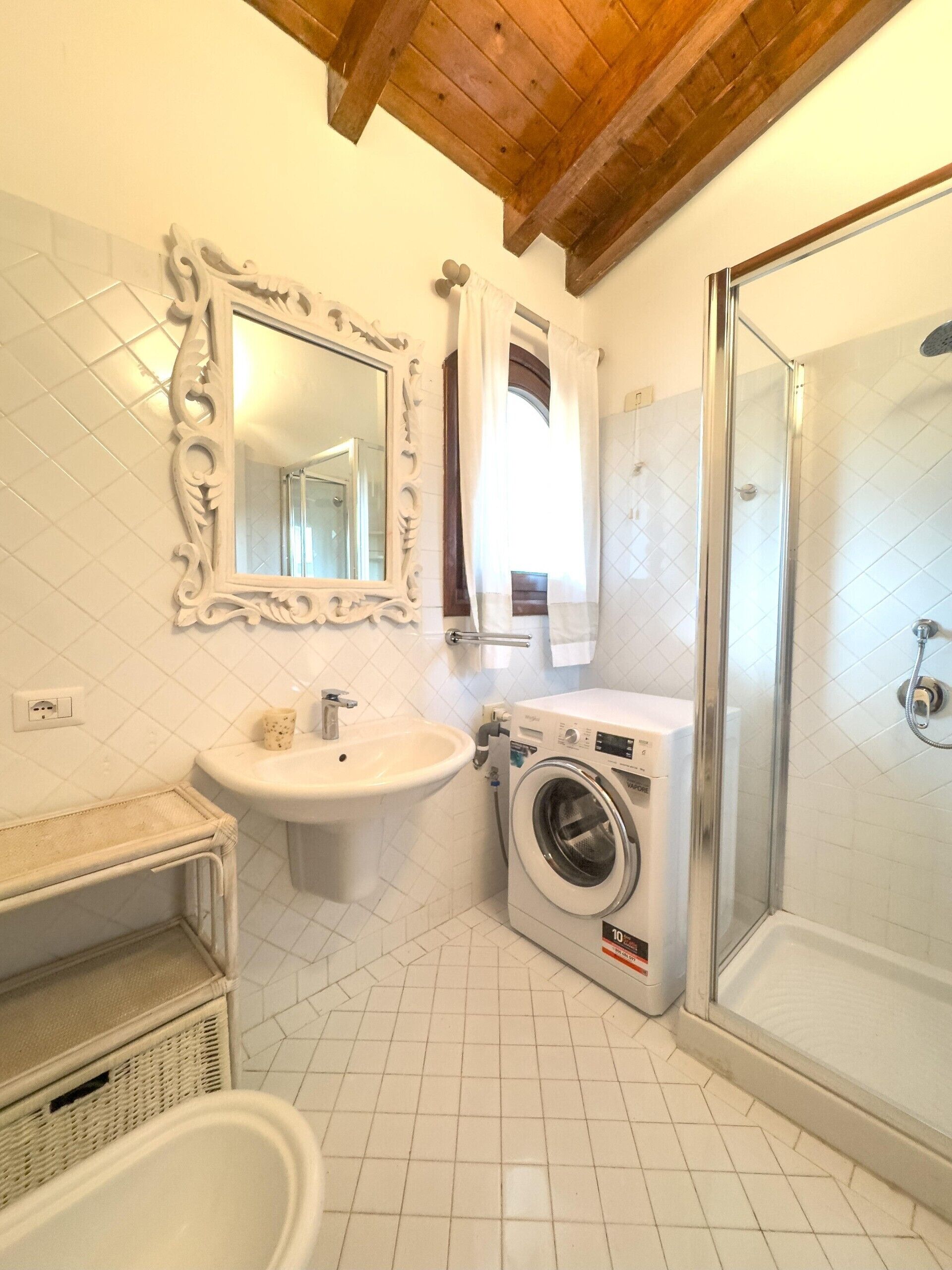 Douche, sèche-cheveux, serviettes fournies