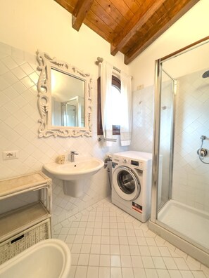 Shower, hair dryer, towels - Villa 'Glory Piscina Privata' with Mountain View, Wi-Fi and Air Conditioning (Punta de Su Turrione)