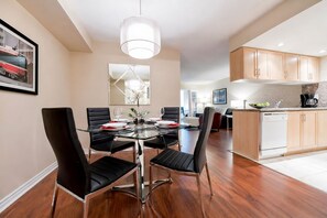 Dining - Qwest Urban Hotel (Toronto)