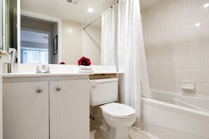 Bathroom - Qwest Urban Hotel (Toronto)