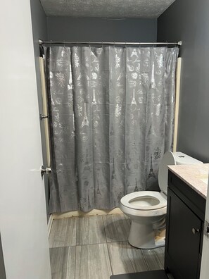 Een douche, handdoeken, toiletpapier