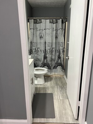 Dusche, Handtücher, Toilettenpapier