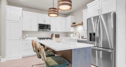 The Golden Hour - Lux | Downtown | Sleeps 4 | 2BR