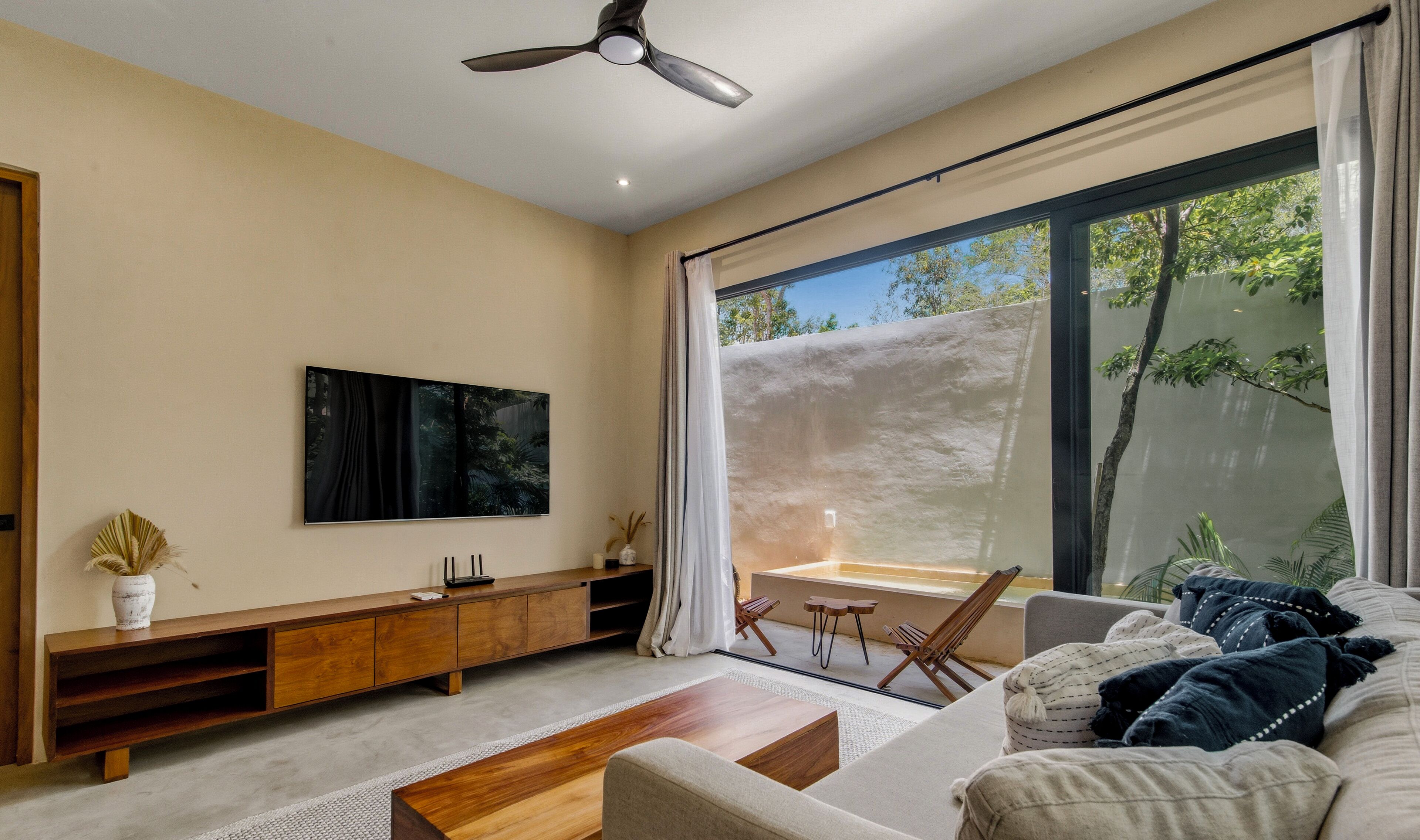 Deluxe Apartment, Garden View | Living area