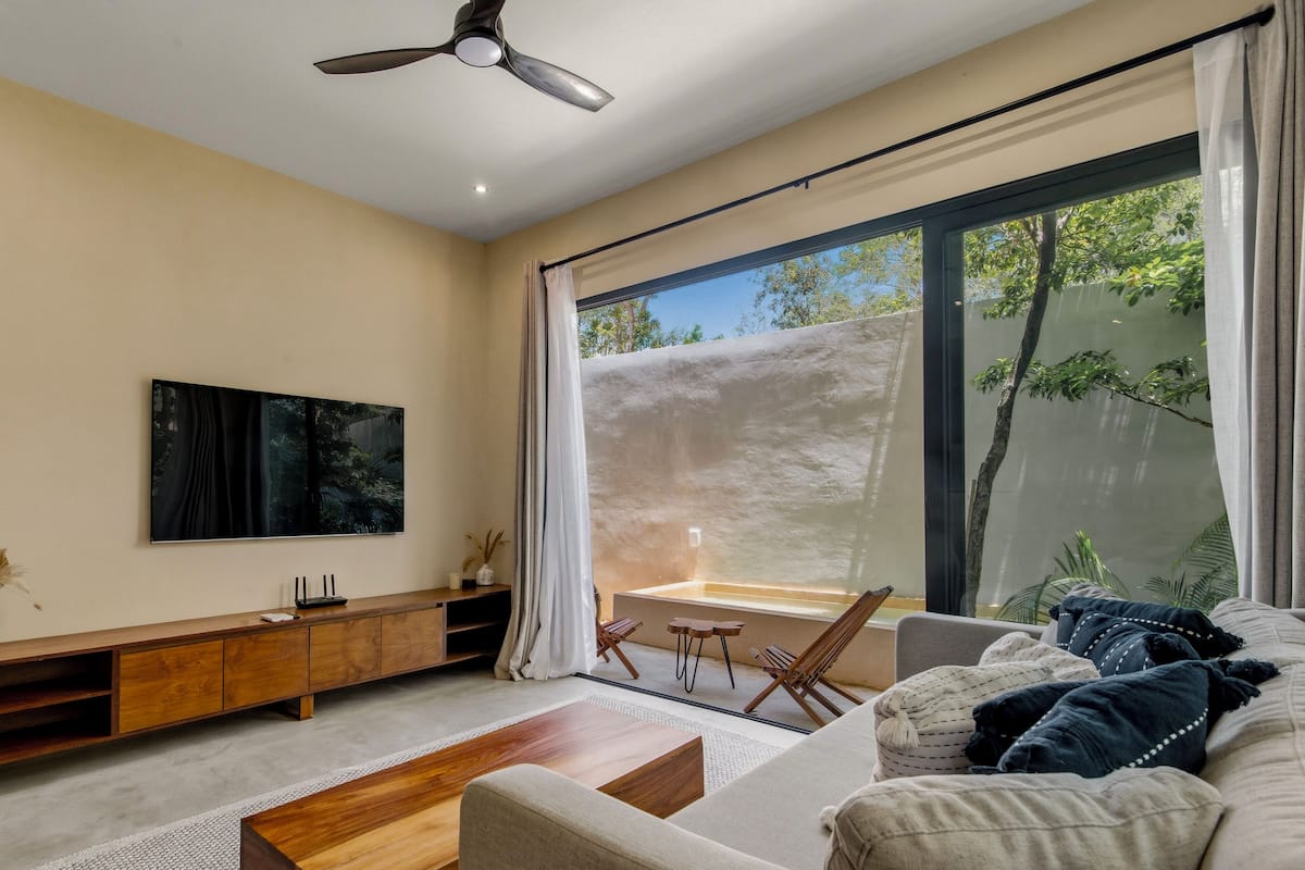 Deluxe Apartment, Garden View | Living area