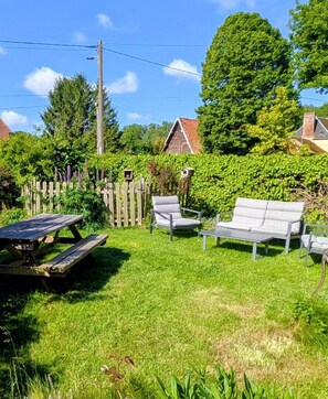 Outdoor dining - La Martinière | Norman longhouse, large garden (Le Bourg-Dun)