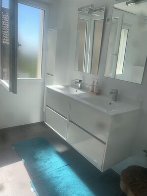 Douche, sèche-cheveux, serviettes fournies, savon