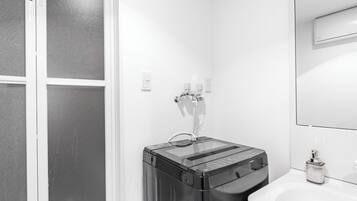 Apartment | Bathroom | Combined shower/bathtub, free toiletries, hair dryer, slippers