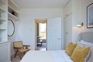 WiFi, bed sheets - The Eaves on Santos Road (London)