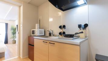 Comfort Double or Twin Room, Balcony | Private kitchen | Fridge, microwave, stovetop, cookware/dishes/utensils