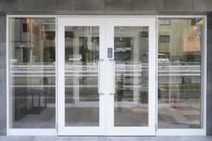 A set of double doors with a handle, a glass panel, and a 'PULL' sign. - b&Hanazono2 (Bainan, Nishinari Ward,)