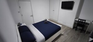 1 habitación, tabla de planchar con plancha y acceso a internet 