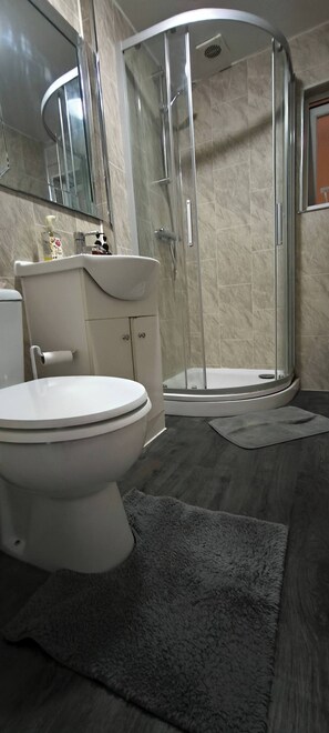 Ducha, secador de pelo, toallas
