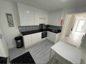 Refrigerador, microondas, horno, placa de cocina