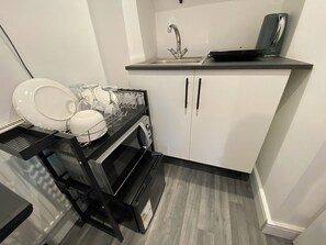 Kühlschrank, Mikrowelle, Herdplatte, Toaster