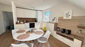 Fridge, microwave, oven, stovetop - Apartment 'Nordic Stay Bäk' with Shared Garden and Wi-Fi (Bäk)