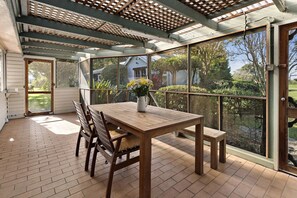Outdoor dining - 
Country on the Coast (Numbaa)
