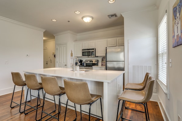Fridge, microwave, stovetop, dishwasher