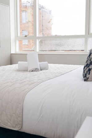 Desk, iron/ironing board, WiFi, bed sheets - Modern 2-Bed Flat 70 at Sapphire Court, Birmingham (West Midlands)