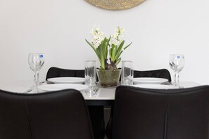 Dining - Modern 2-Bed Flat 70 at Sapphire Court, Birmingham (West Midlands)