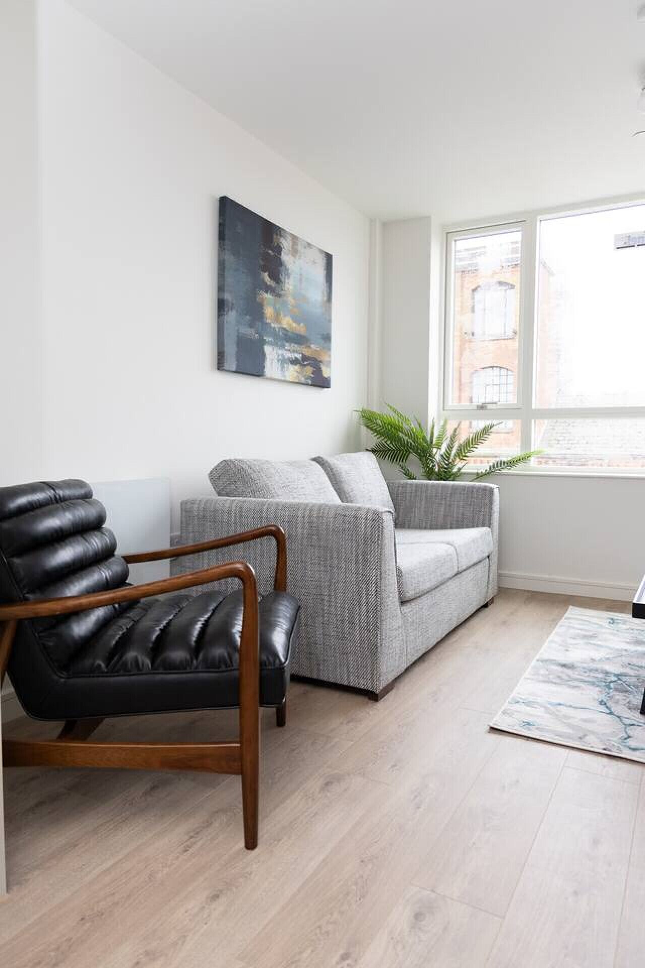 Modern 2-bed Flat 70 At Sapphire Court, Birmingham - Solihull