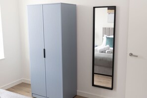 Desk, iron/ironing board, WiFi, bed sheets - Modern 2-Bed Flat 70 at Sapphire Court, Birmingham (West Midlands)