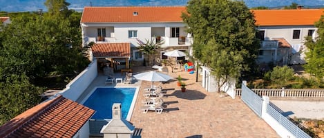 Casa família, vários quartos, 2 banheiros (Pool House Ivana) | Fachada