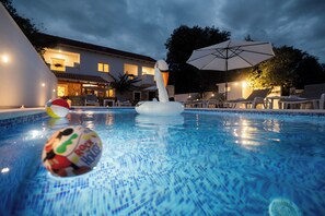 บ้านพักสำหรับครอบครัว, หลายห้องนอน, 2 ห้องน้ำ (Pool House Ivana) | สระว่ายน้ำ | สระว่ายน้ำกลางแจ้งเปิดตามฤดูกาล