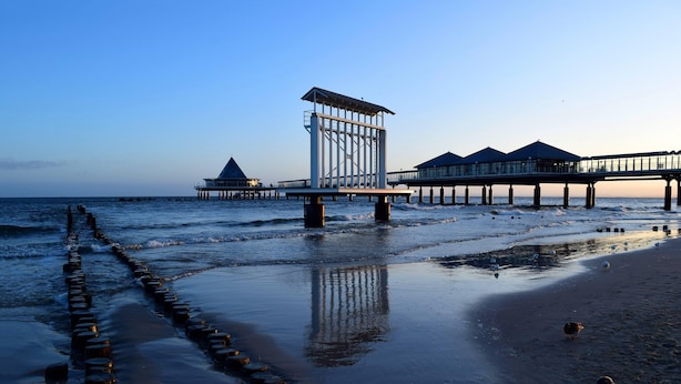Un muelle con una estructura central y dos zonas cubiertas al final.