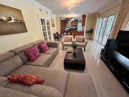 Spacious 4BR Home Pool & Balconies Krantzkloof