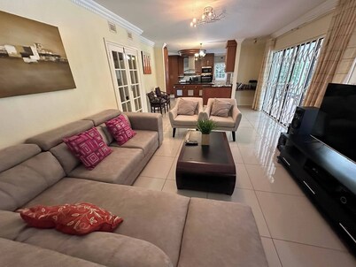 Spacious 4BR Home Pool & Balconies Krantzkloof
