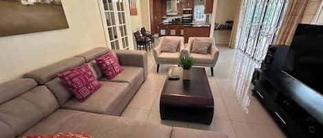 Casa, 4 habitaciones, alberca privada | Sala de estar