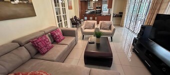 Spacious 4BR Home Pool & Balconies Krantzkloof