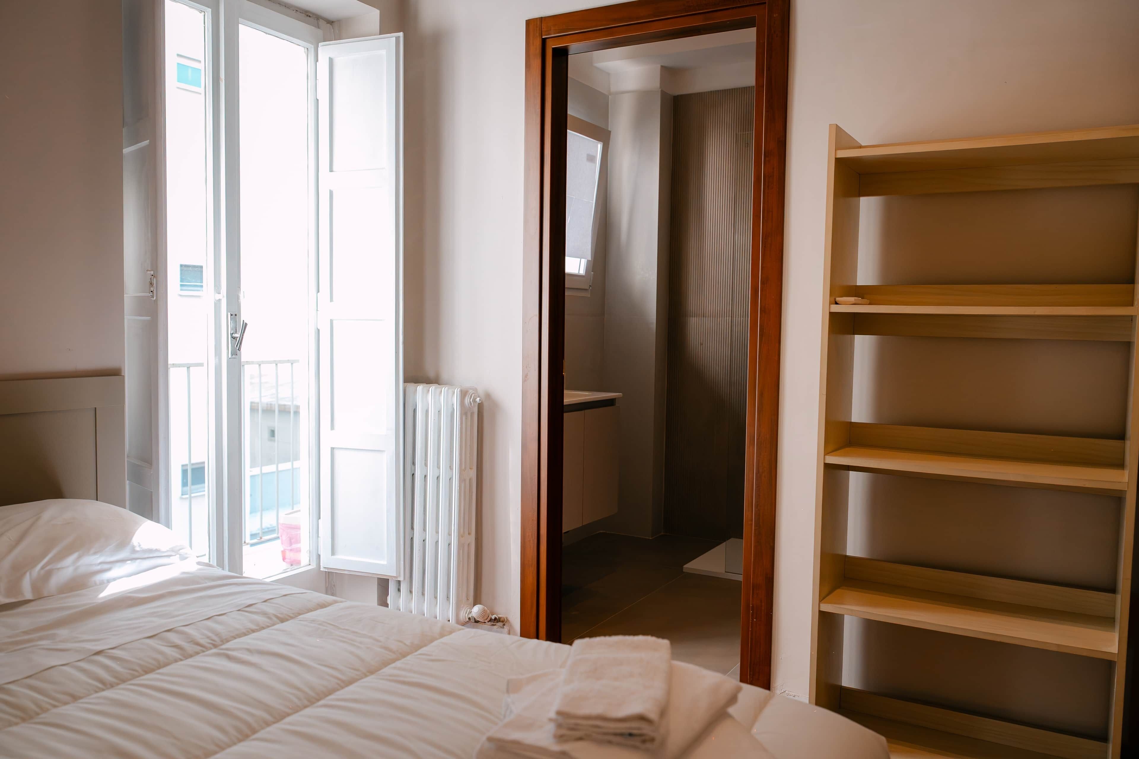 Tabla de planchar con plancha, wifi y ropa de cama 
