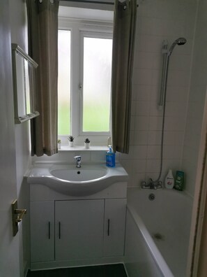 Bathroom - Charming 4-Bedroom Apartment in the Heart of London (London)