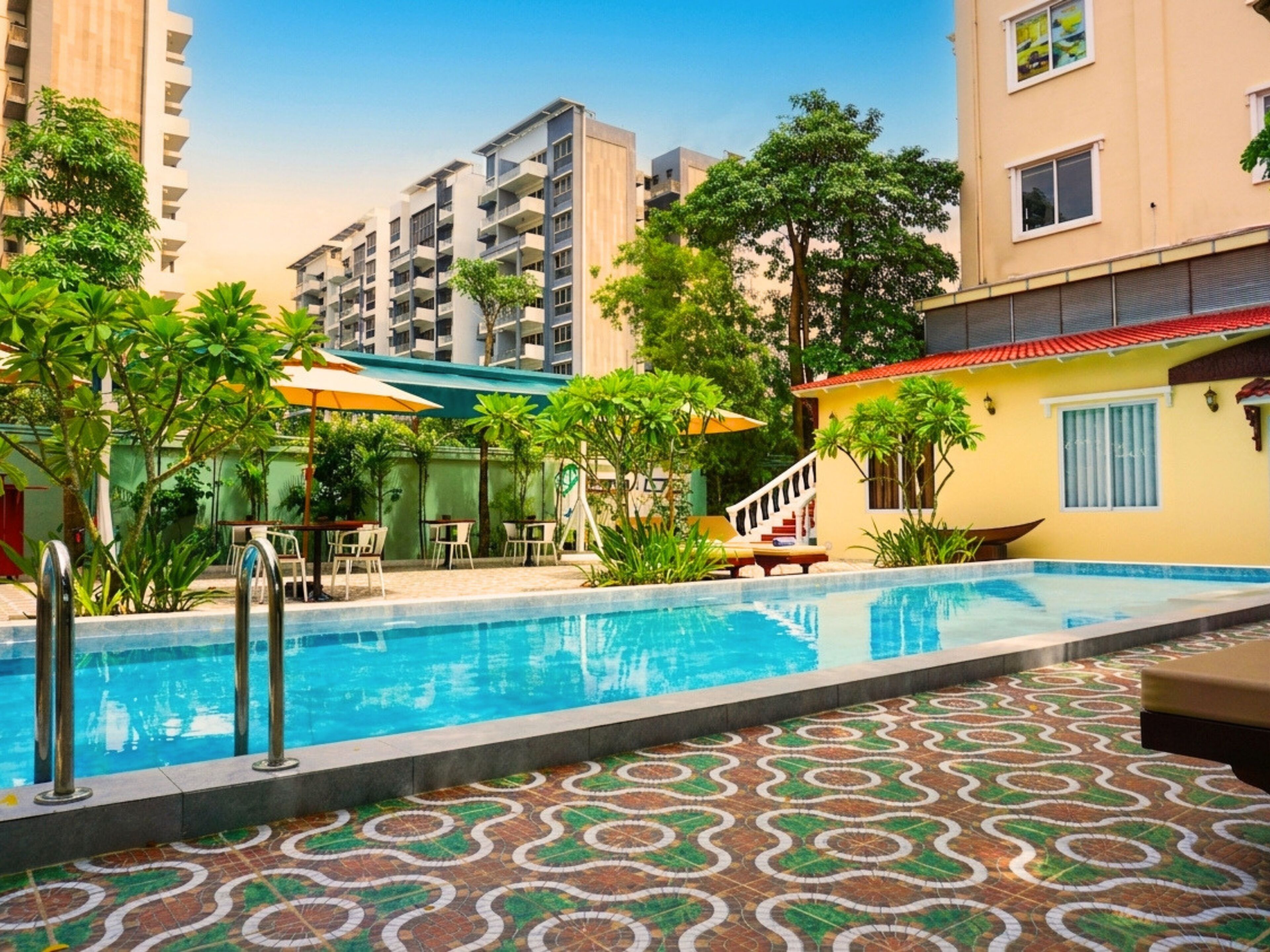 Una piscina al aire libre