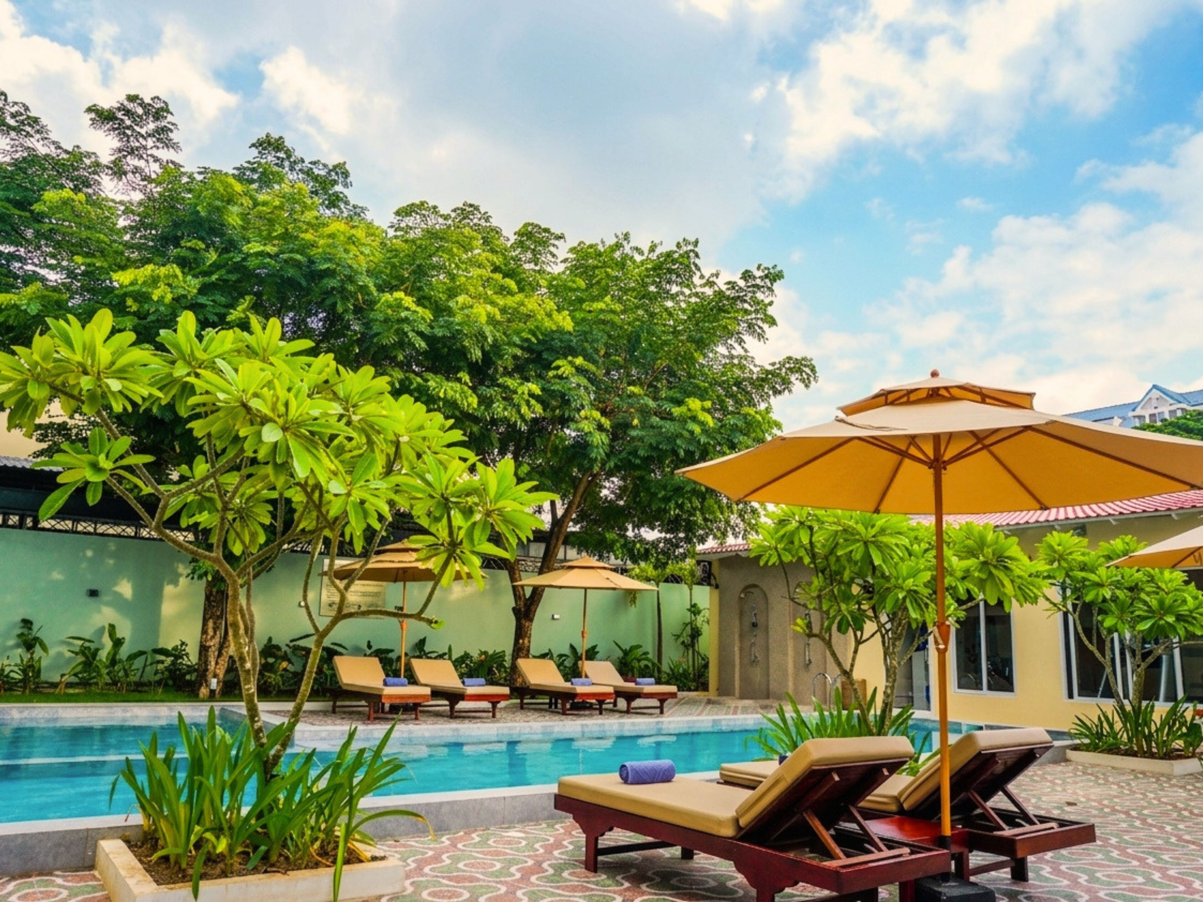 Una piscina al aire libre