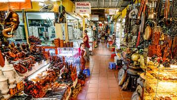 A market with various stalls selling jewelry and decorative items.