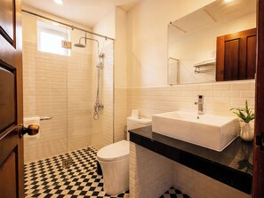 Chambre Deluxe avec lits jumeaux, balcon | Salle de bain