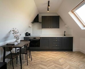 Kühlschrank, Ofen, Herdplatte, Toaster