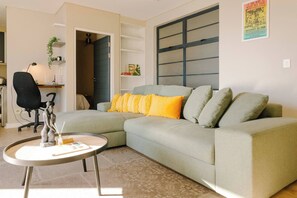 TV, books - Central Cape Town Apt with views (Cape Town)